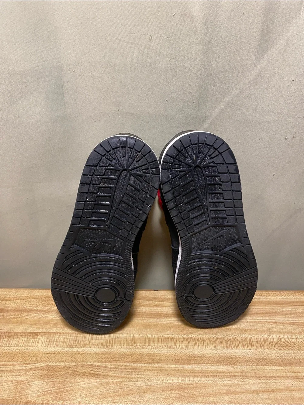 Nike Air Jordan 1 Retro Hi OG Black Red Satin shoes size 4Y